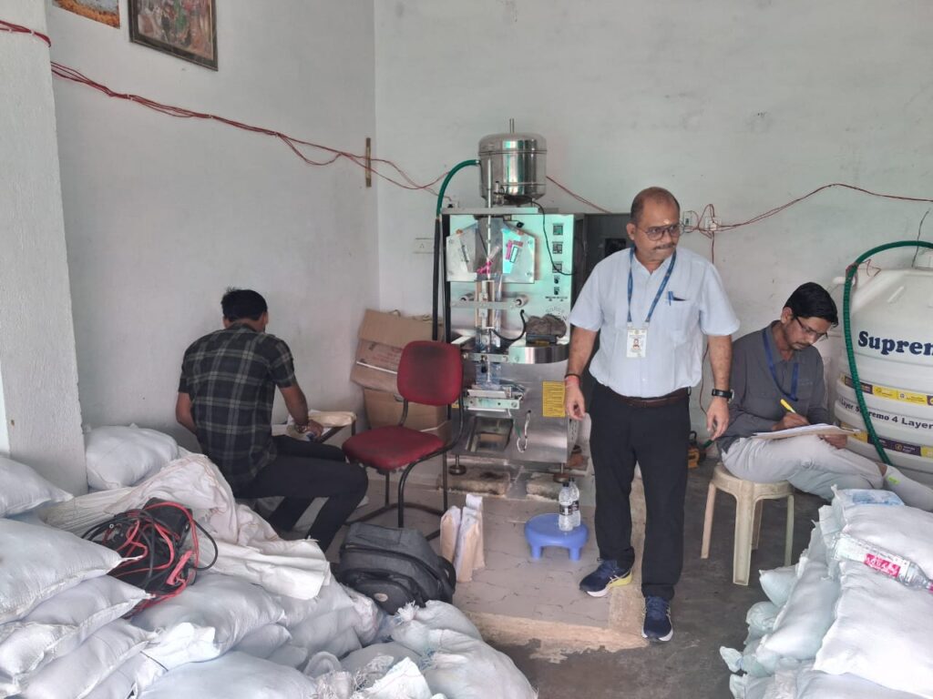 रीवा में अवैध पानी पैकिंग प्लांट पर छापा, फैक्ट्री सील और संचालक पर केस दर्ज