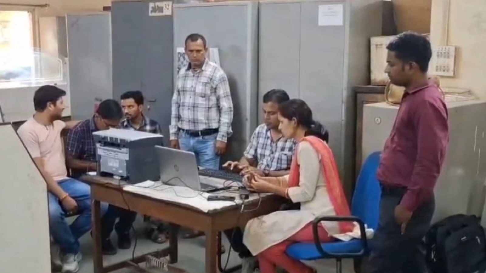 अपने की कार्यालय के कर्मचारी से बाबू ले रहा था घूस, पहुच गई लोकायुक्त की टीम और फिर
