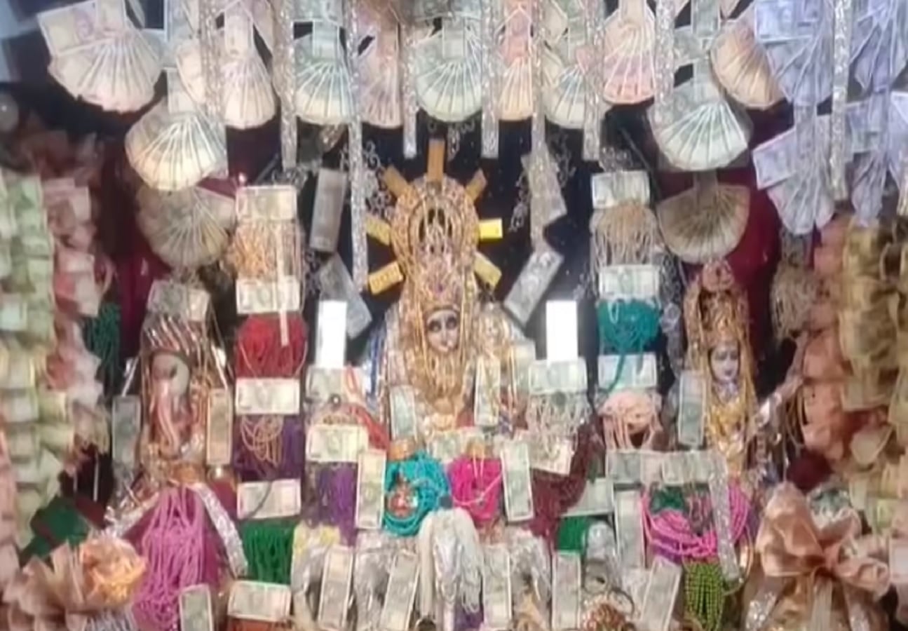 हीरे-जवाहरात और नोटों से सजा एमपी का यह मंदिर, मां महालक्ष्मी के भक्त खुद करते है सजावट