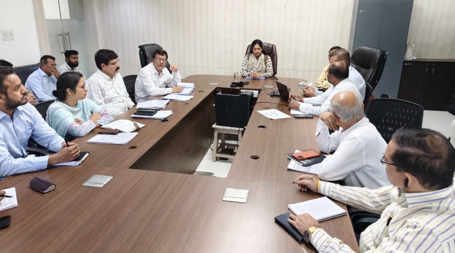 Rewa News: निर्माण कार्यों में ढिलाई बर्दाश्त नहीं, कलेक्टर ने दिए सख्त निर्देश, गुणवत्ता के साथ समय सीमा पर जोर