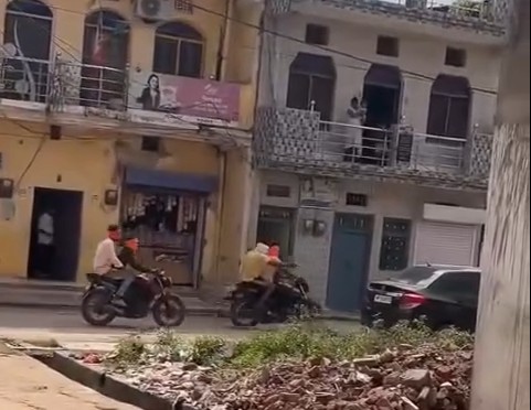 Firing in broad daylight in Satna