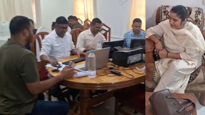 Lokayukta caught a female RSS worker red-handed taking bribe in Sidhi