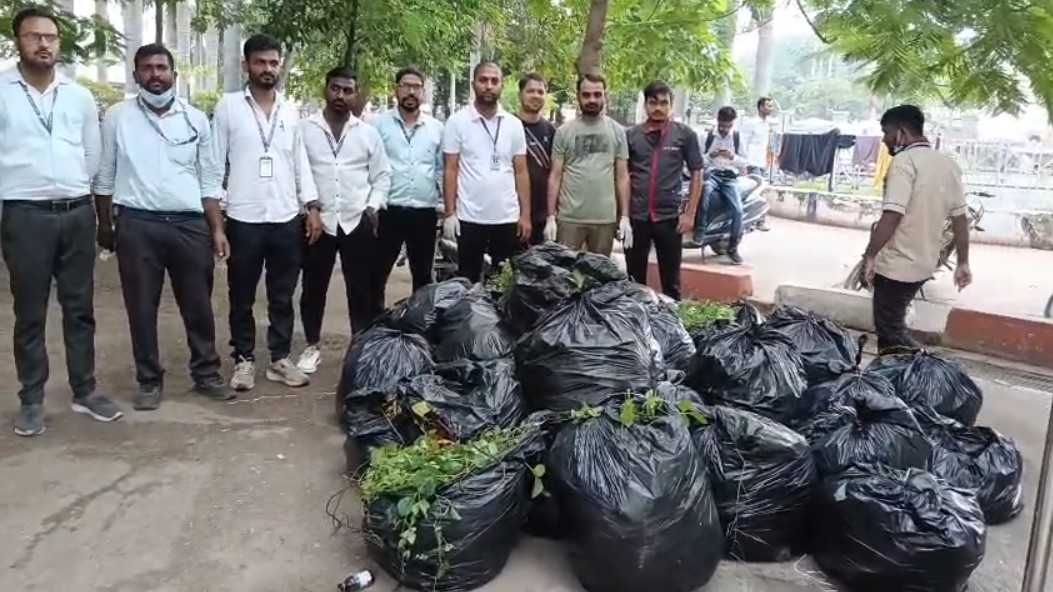 गांधी जयंती पर आउटसोर्स कर्मचारियों ने चलाया विशेष स्वच्छता अभियान, सफाई कर दिया स्वच्छता का संदेश