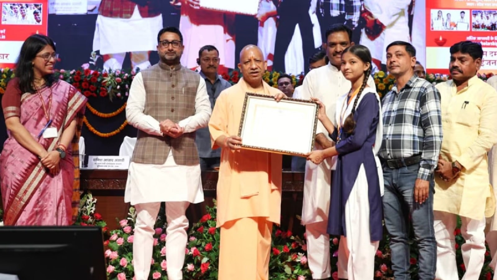 यूपी के लाखों छात्रों को दीवाली का उपहार, सीएम योगी ने भेजे…