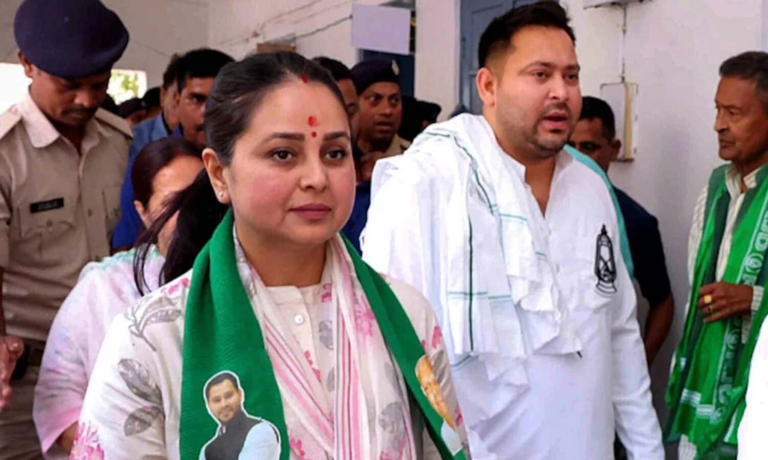 Lalu Yadav Family : लालू के परिवार में जंग, बेटी रोहिणी ने तोड़े संबंध, तेज प्रताप तेजस्वी से नाराज 