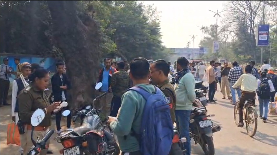 रीवा में हेलमेट पर सख्ती, सिविल लाइन थाने के सामने चेकिंग, बिना हेलमेट वालों पर ठोका जुर्माना