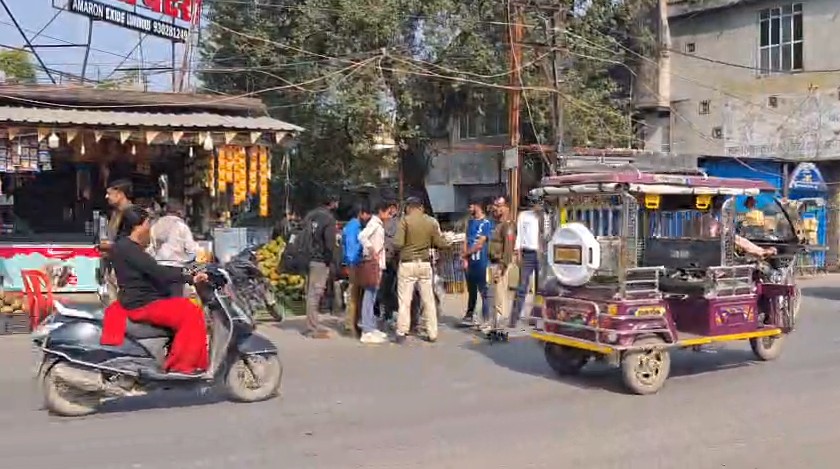 रीवा में हेलमेट न पहनने पर रोका तो फोन निकालकर दिखाने लगे ‘राजनीतिक रसूख’