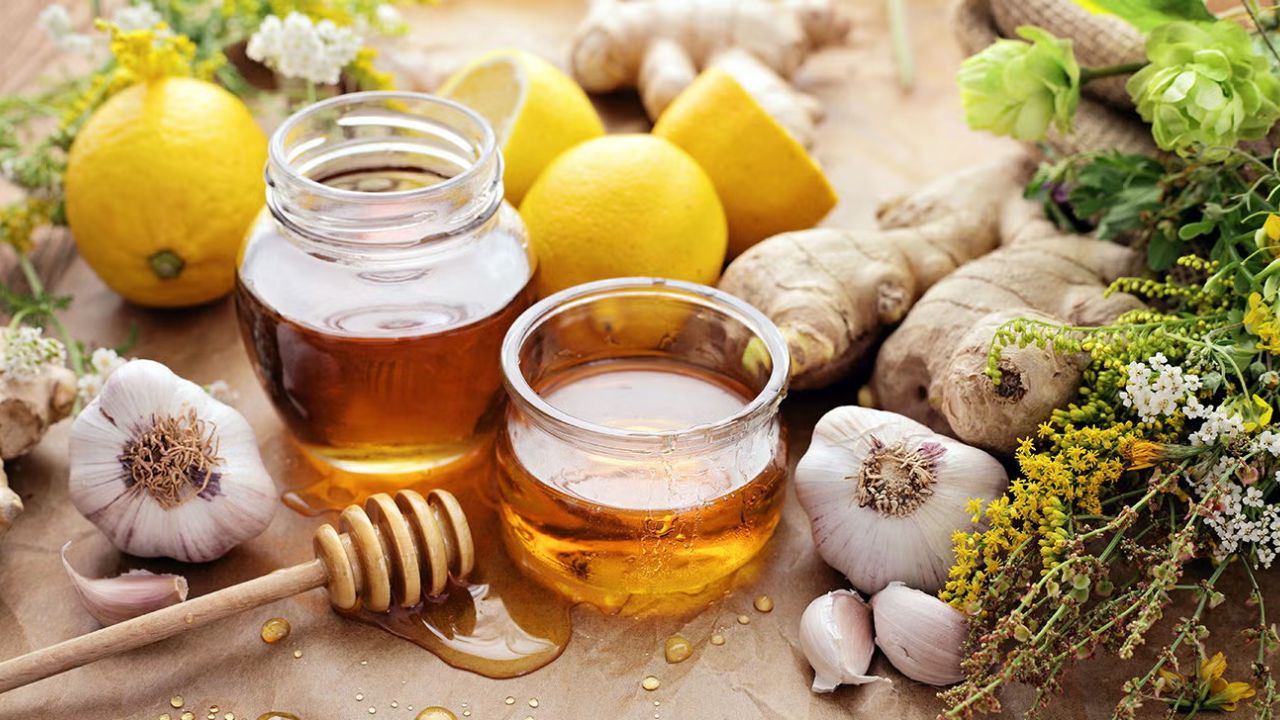 Honey Garlic For Winter: सर्दियों में रोज खाएं शहद-लहसुन और देखें इसके चमत्कारी लाभ