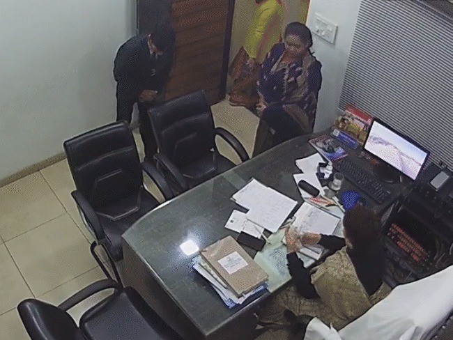 Ratlam Student Suicide Case : ‘सॉरी मैडम…’ मोबाइल लाने की गलती पर छात्र ने 4 मिनट में 52 बार मांगी माफी फिर बिल्डिंग से कूद गया