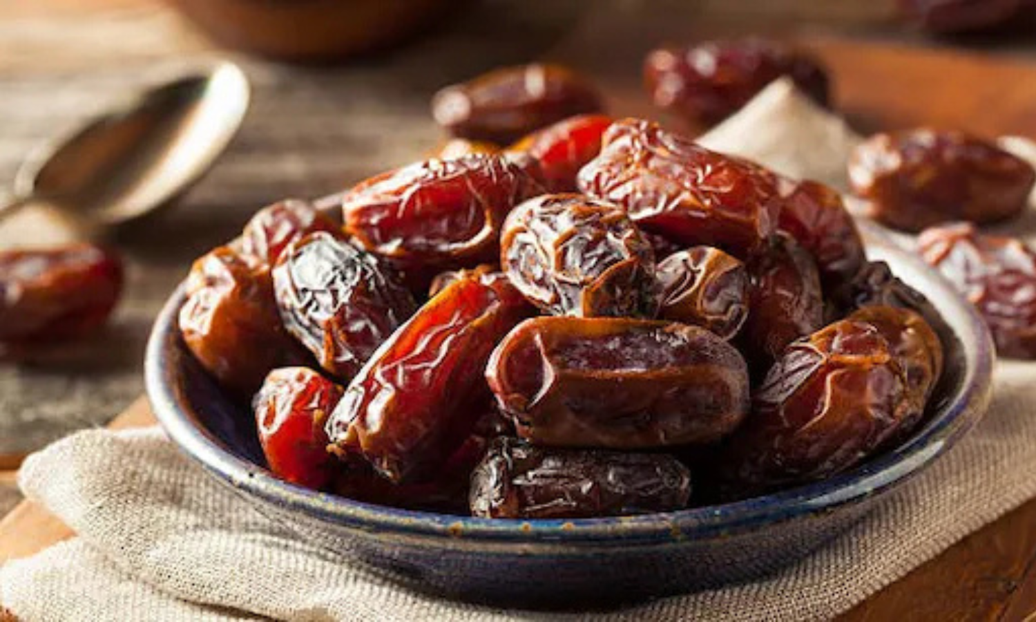 Dates Benifits: खजूर खाने से मिलेंगे क्या क्या फायदे, जाने कौन से विटामिन व मिनिरल पाए जाते हैं?