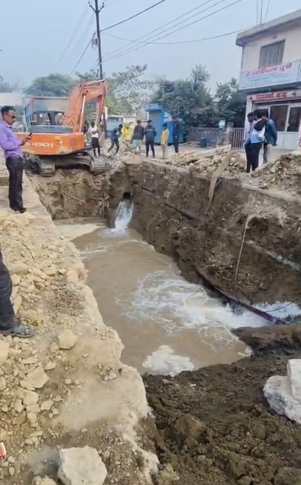 रीवा में जल संकट! सीवरेज ठेकेदार की लापरवाही से 60% शहर में दो दिन से पानी सप्लाई ठप, जनता हलाकान