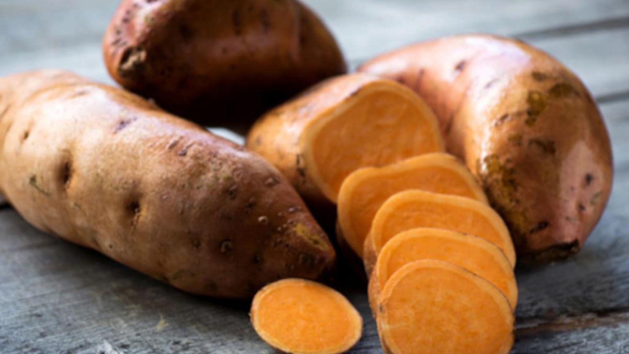 Why Eat Sweet Potato In Winter: सर्दियों में शकरकंद को शामिल करें अपने डाइट में और पाएं हीट और एनर्जी का लाभ