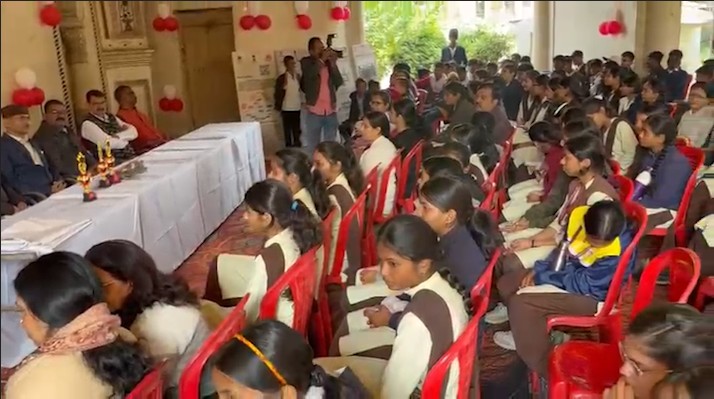 रीवा: विश्व धरोहर सप्ताह में बच्चों ने कैनवास पर उकेरी धरोहरें