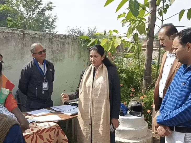 रीवा में मतदाता सूची पुनरीक्षण में कलेक्टर का सघन निरीक्षण