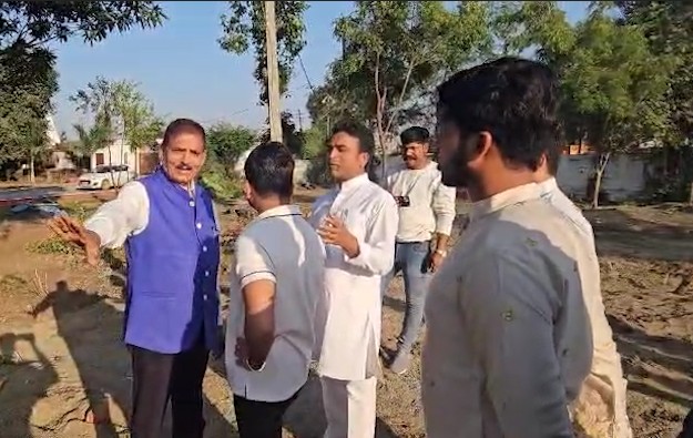 रीवा में पूर्व सीएसपी ने गिरवा दी 40 साल पुरानी बाउंड्री वॉल, ज़मीनी विवाद ने लिया तूल, मौके पर पहुंची पुलिस