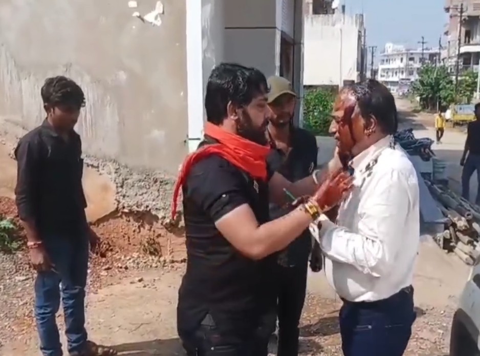 Shiv Sena leader blackened civil surgeon's face