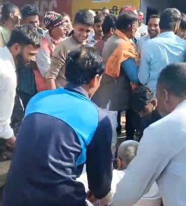 रीवा: DAP खाद संकट ने रोकी रबी बोनी, सरकारी केंद्रों पर लंबी कतारें, मनगवां में भगदड़, किसान आक्रोशित