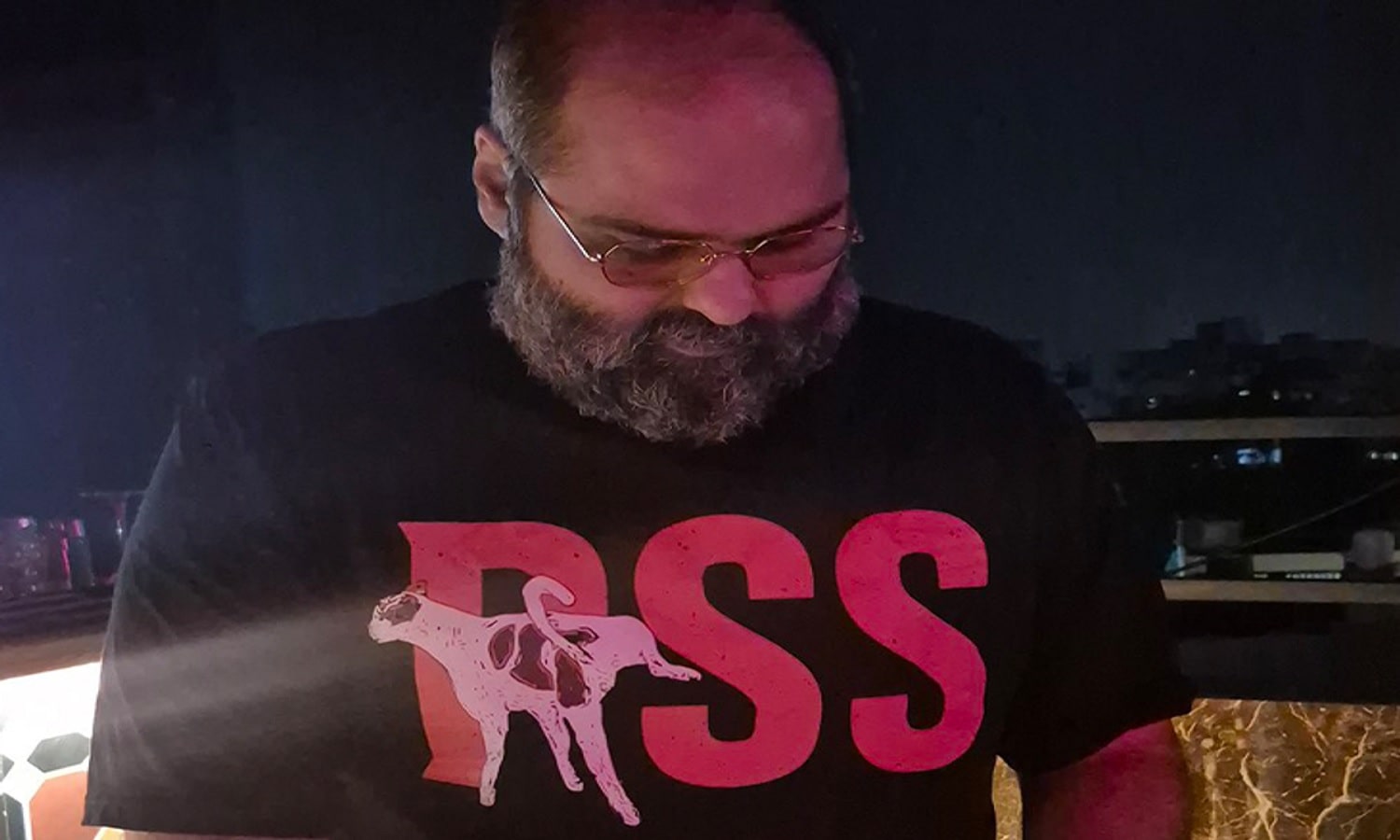 कॉमेडियन कुणाल कामरा की टी-शर्ट पर विवाद, जाने ऐसा क्या है उनके कपड़े में