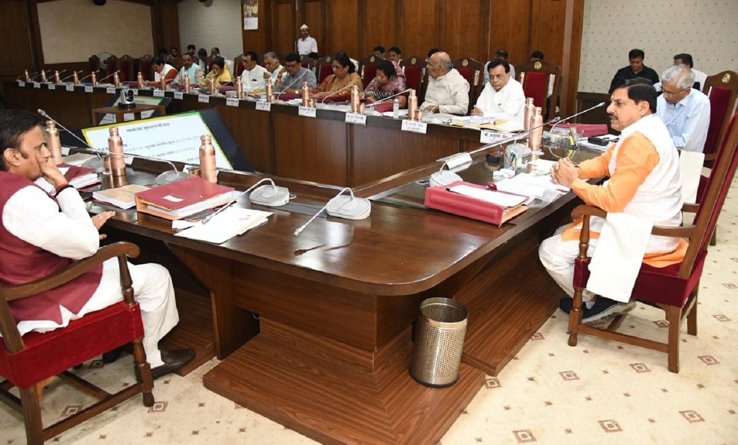 नगरपालिका और नगर परिषद अध्यक्ष के सीधे चुनाव के प्रस्ताव से जुड़ी प्रतिनिधात्मक तस्वीर