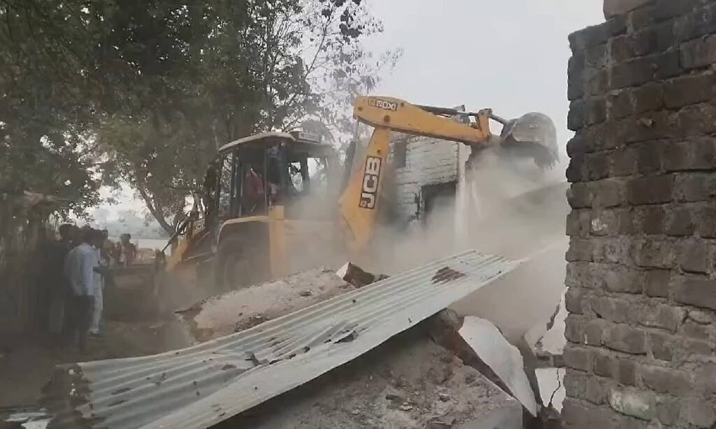 हरसूद में आरोपी अरबाज शाह और उसके चाचा के अवैध निर्माण पर प्रशासनिक बुलडोजर कार्रवाई