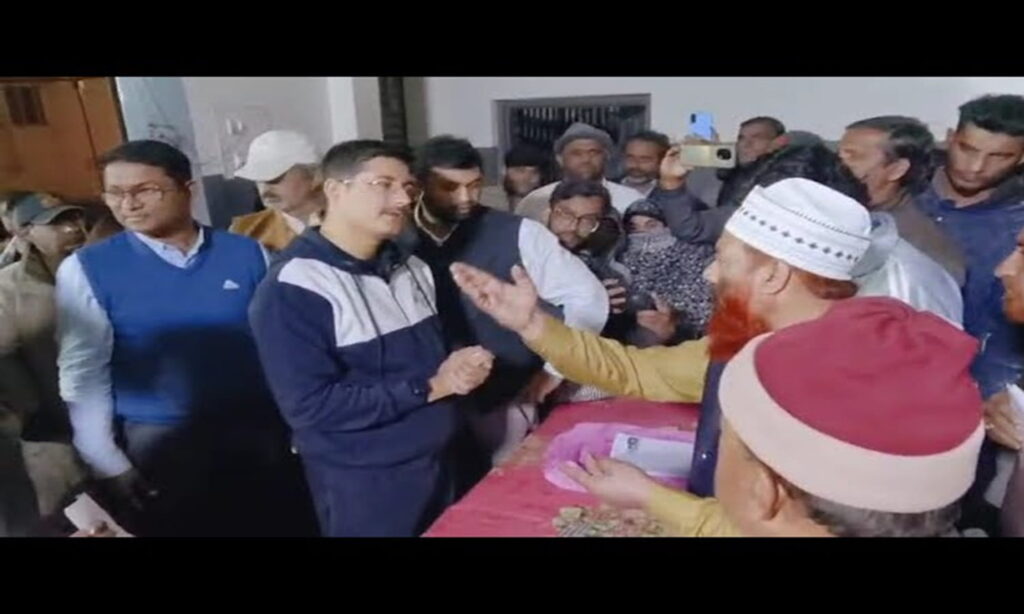 MP में वोटर लिस्ट रिवीजन के दौरान मुस्लिम बहुल वार्ड में अफरा-तफरी, कलेक्टर रात में मौके पर पहुंचे