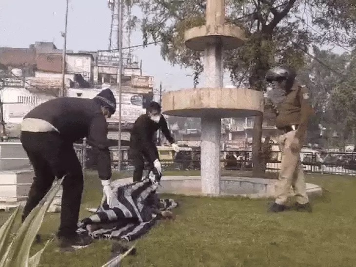 Rewa News: कड़ाके की ठंड ने छीनी बेघर की जिंदगी, अस्पताल चौराहे पर मिला शव