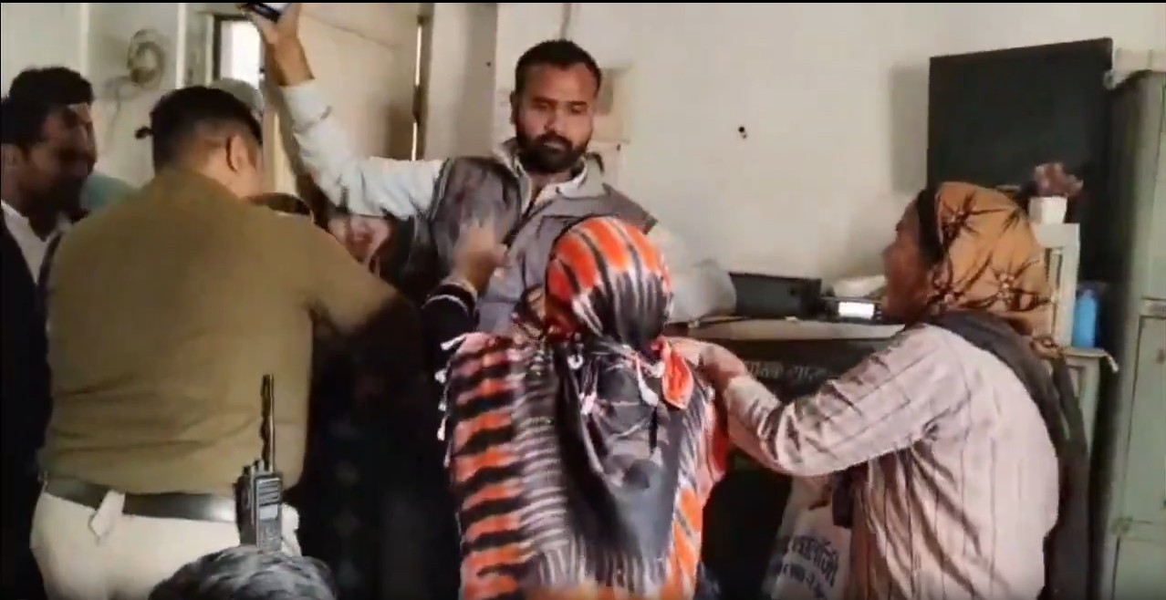 Satna News: पुलिस चौकी के सामने ASI को पत्नी ने चप्पलों से पीटा, दूसरी महिला के साथ देख भड़कीं पत्नी