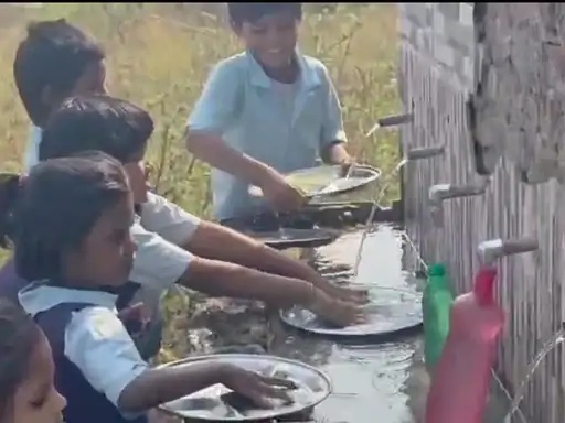 Satna Mid-Day Meal Negligence: बच्चों से धुलवा रहे बर्तन, सब्जी गायब