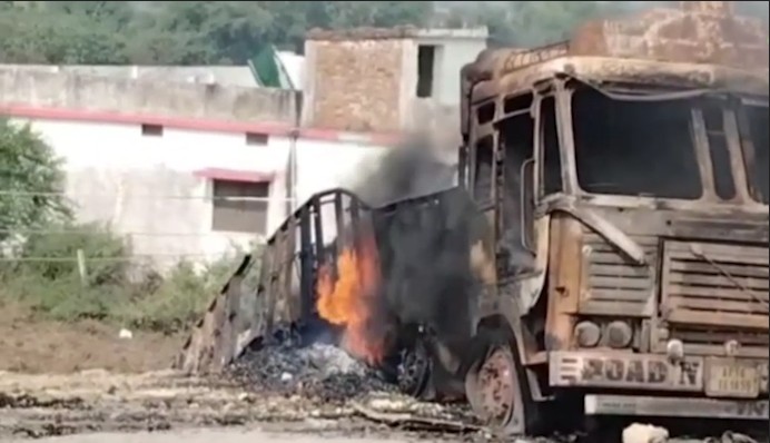 रीवा के दुआरी बाईपास पर मैदा लदा ट्रक हाई टेंशन लाइन से टकराया, भीषण आग में जलकर राख