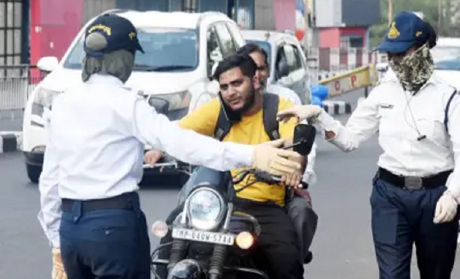 एमपी के इन शहरों में टू-व्हीलर चलाने और बैठने वाले को हेलमेंट अनिवार्य, रीवा में हुई जांच