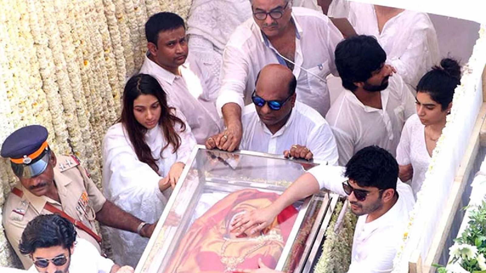 अंतिम संस्कार और श्रद्धांजलि में पहने जाने वाले सफेद कपड़ों का धार्मिक महत्व दर्शाती तस्वीर