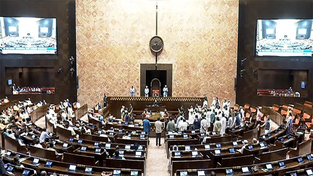 शीतकालीन सत्र के दौरान संसद भवन का आंतरिक दृश्य, जहां लोकसभा में कार्यवाही चल रही है।