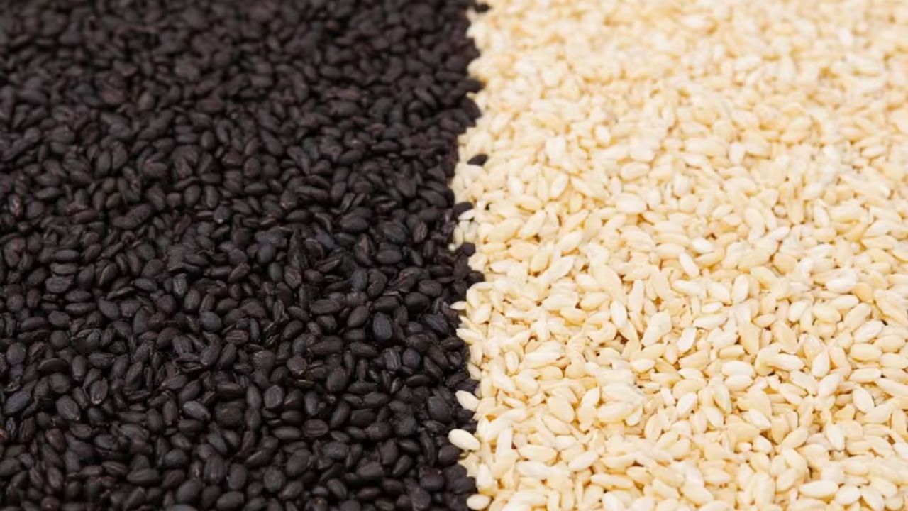 Two bowls of black and white sesame seeds, which are said to have different health benefits during winter.