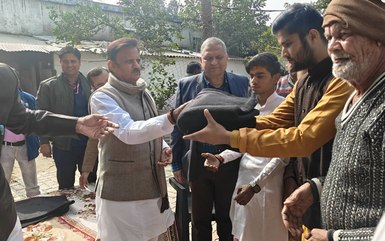 Madhya Pradesh Deputy Chief Minister Rajendra Shukla distributing blankets to needy people at Laxmanbagh Gaushala in Rewa.