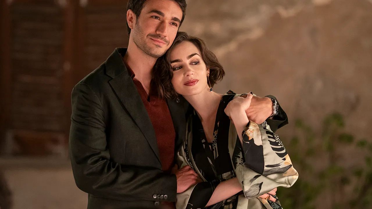 नेटफ्लिक्स सीरीज़ ‘Emily In Paris’ की मुख्य किरदार एमिली पेरिस की पृष्ठभूमि के साथ, फैशन और शहर का माहौल दिखाता दृश्य