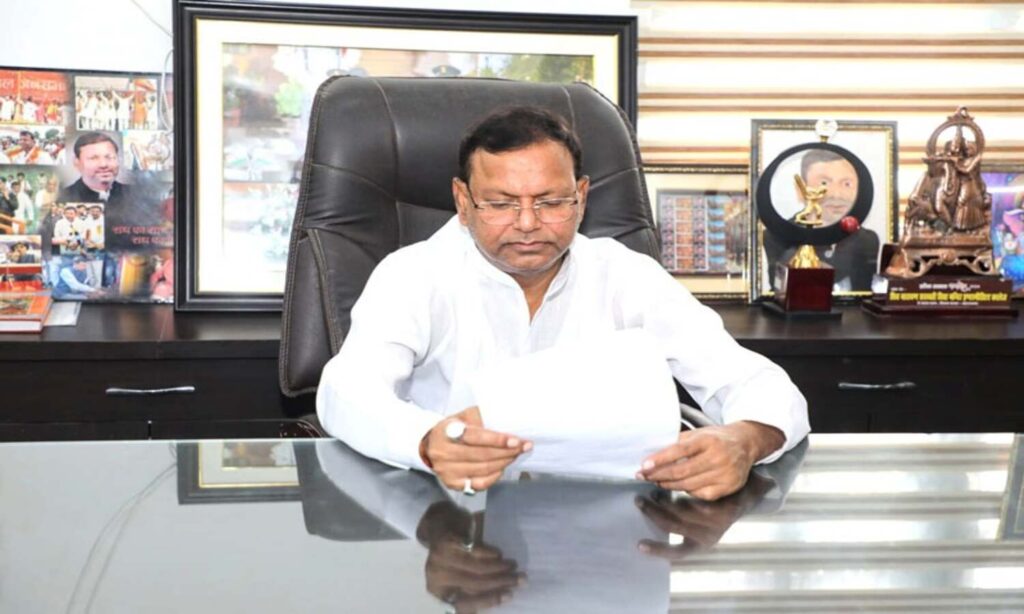 उत्तर प्रदेश बीजेपी अध्यक्ष पंकज चौधरी पार्टी कार्यक्रम के दौरान मंच पर नेताओं और कार्यकर्ताओं के साथ नजर आते हुए