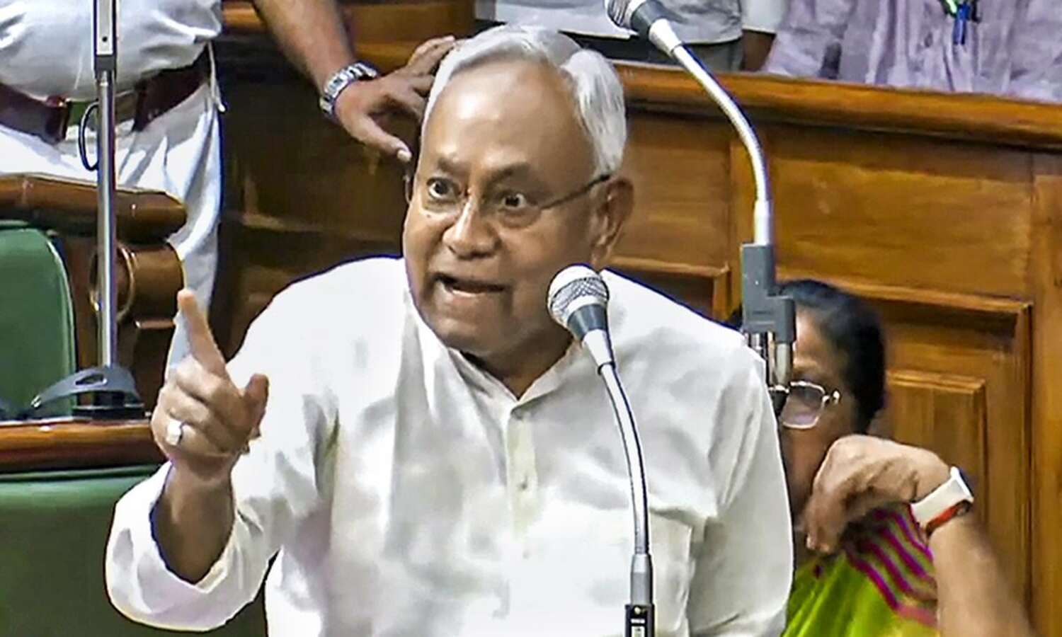 Nitish kumar in Bihar Assembly : नीतीश कुमार ने तेजस्वी को टोका, बोले- ‘ए खड़ा हो न जी, कहां बैठे हो?’