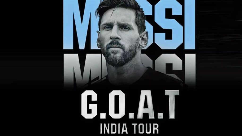 भारत दौरे के दौरान लियोनेल मेसी भारतीय खेल हस्तियों के साथ मंच पर खड़े, आपसी अभिवादन करते हुए