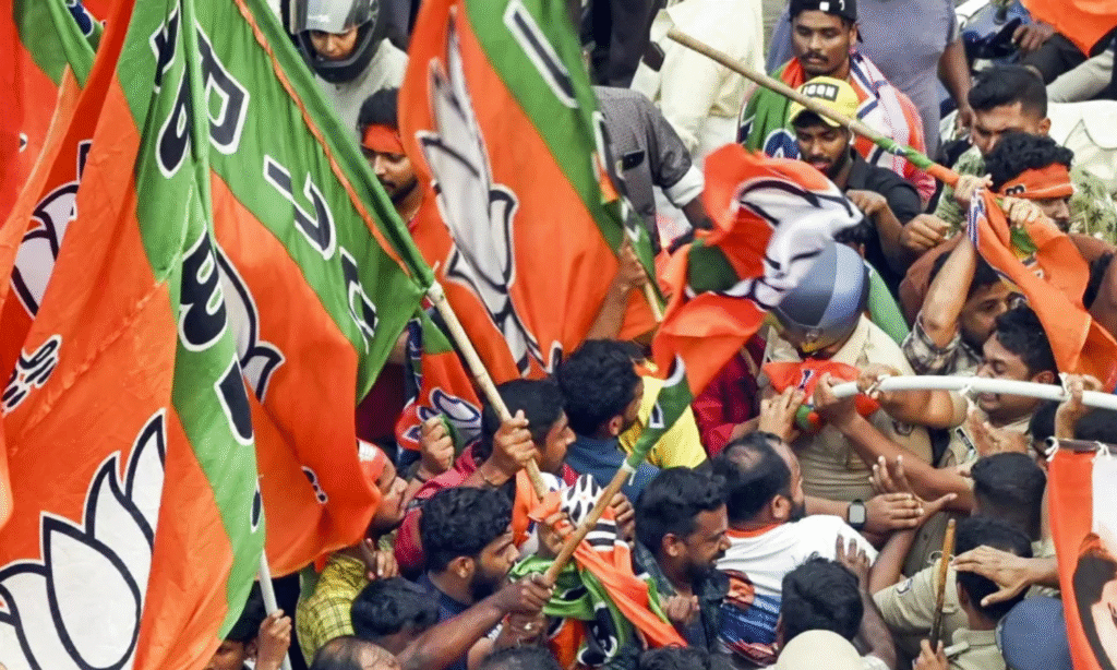 केरल निकाय चुनाव नतीजों के बाद भाजपा कार्यकर्ता जश्न मनाते हुए, पृष्ठभूमि में पार्टी के झंडे दिखाई देते हुए