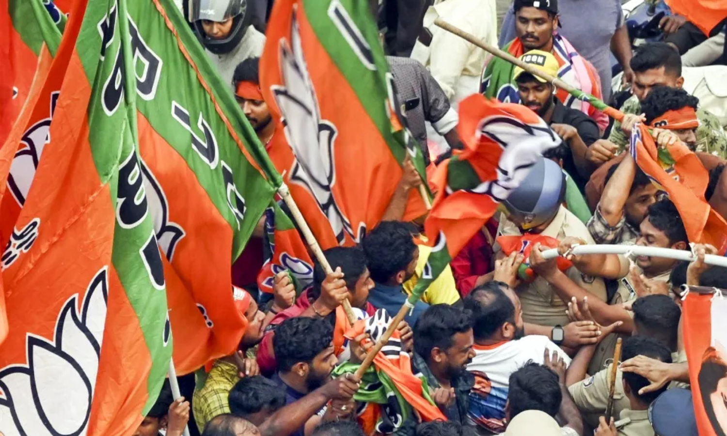 केरल निकाय चुनाव नतीजों के बाद भाजपा कार्यकर्ता जश्न मनाते हुए, पृष्ठभूमि में पार्टी के झंडे दिखाई देते हुए