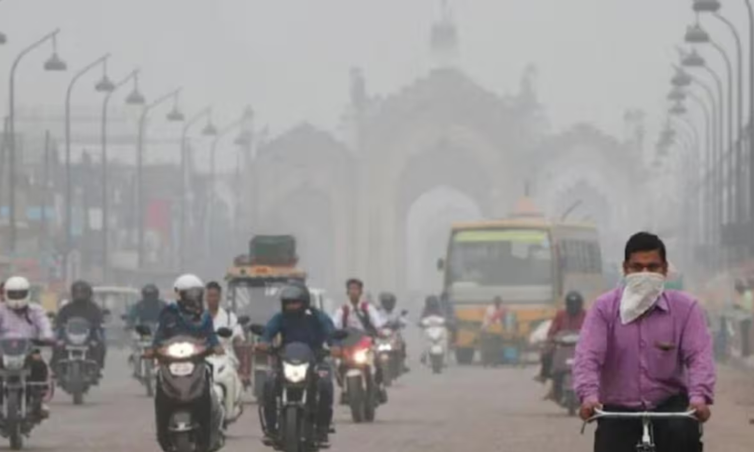 दिल्ली-एनसीआर में घनी धुंध और स्मॉग के बीच सड़क पर चलते वाहन, कम दृश्यता और खराब हवा की स्थिति दर्शाते हुए