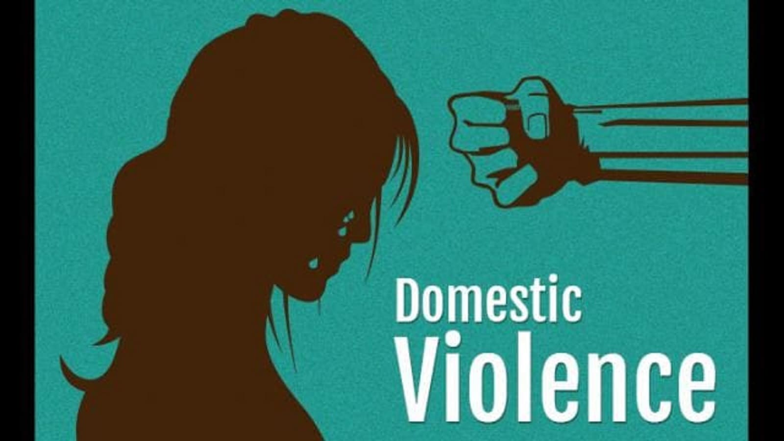 महिला सहायता केंद्र में घरेलू हिंसा से पीड़ित महिला से बातचीत करता संरक्षण अधिकारी, जो कानूनी प्रक्रिया समझा रहा है।