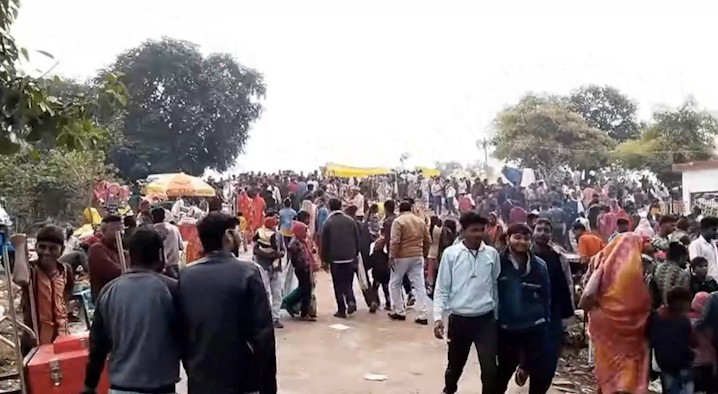 अड़गड़नाथ धाम परिसर में लगे भव्य मेले में श्रद्धालुओं की भीड़ और पूजा-अर्चना का दृश्य।