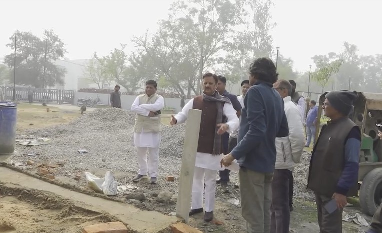 रीवा में अटल बिहारी वाजपेयी की प्रतिमा अनावरण स्थल पर मंच और तैयारियों का दृश्य, बैनर और सुरक्षा व्यवस्था के साथ