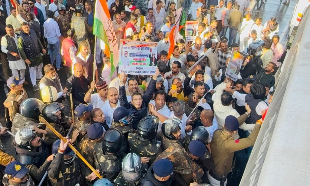 Police using water cannon to disperse Congress protesters near BJP office in Bhopal