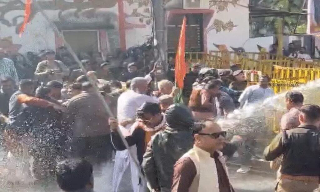 भोपाल के सीएम हाउस के बाहर प्रदर्शन के दौरान पुलिस और प्रदर्शनकारियों के बीच तनावपूर्ण स्थिति, वॉटर कैनन तैनात