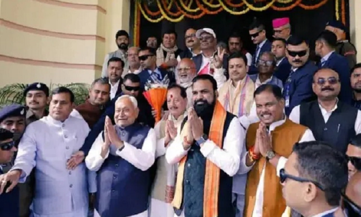 बाहुबली की विधायक पत्नी नही पढ़ पाई शपथ पत्र, मांगी मदद, पलट कर देखने लगे एमएलए