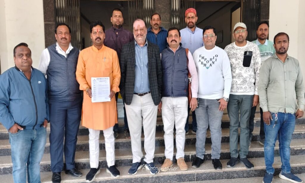 रीवा में पुस्तक व्यापारियों द्वारा कलेक्टर को सौंपे गए ज्ञापन की तस्वीर