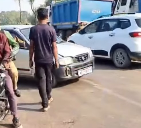 रीवा-सिरमौर मार्ग पर हरदी मोड़ के पास दो कारों में भीषण टक्कर