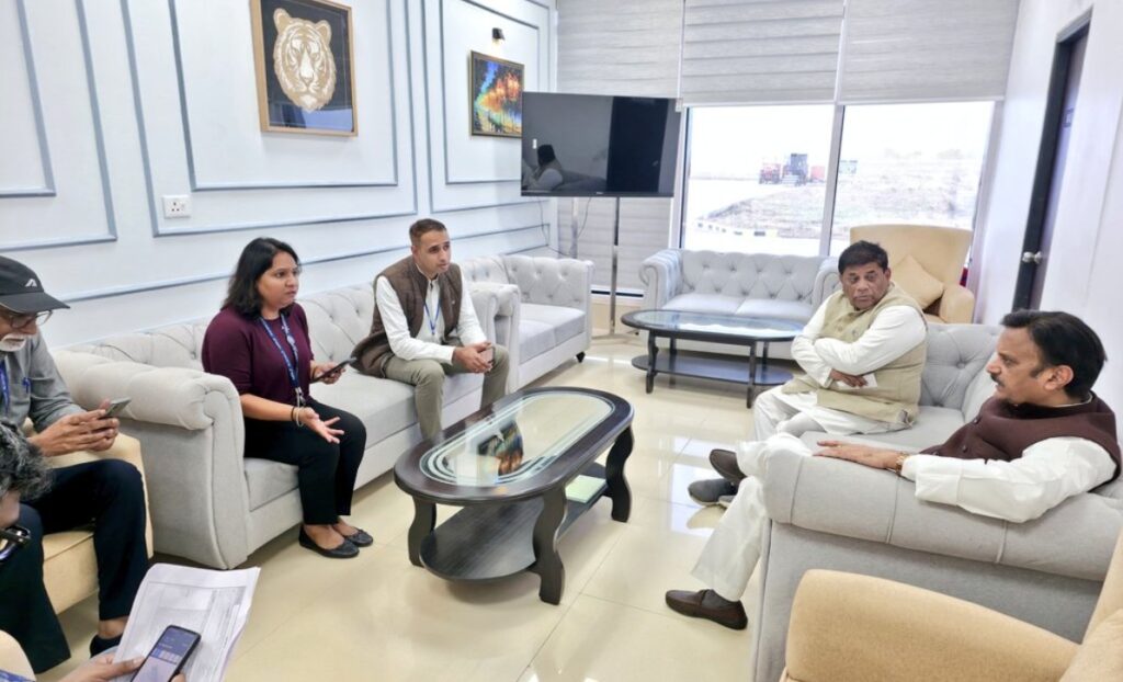 रीवा एयरपोर्ट पर इंडिगो एयरलाइंस का विमान, टर्मिनल परिसर में उड़ान सेवा की तैयारी दर्शाता दृश्य